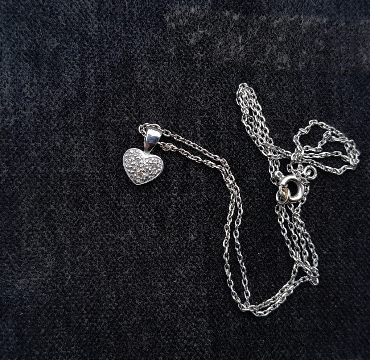 Collier, pendentif cœur avec diamants et chaîne en or blanc 18 carats