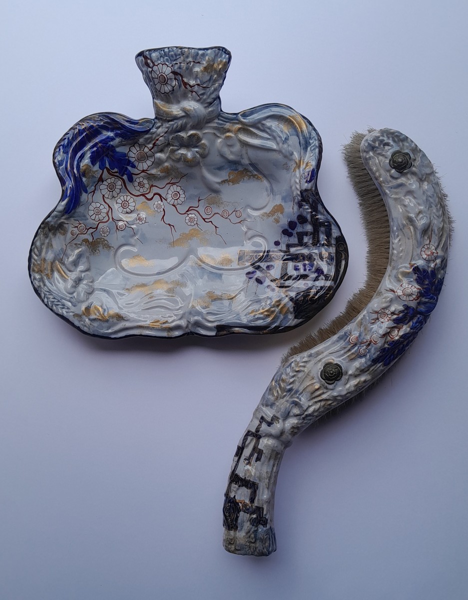 Emile Gallé, ramasse-miettes en faïence à décor japonisant