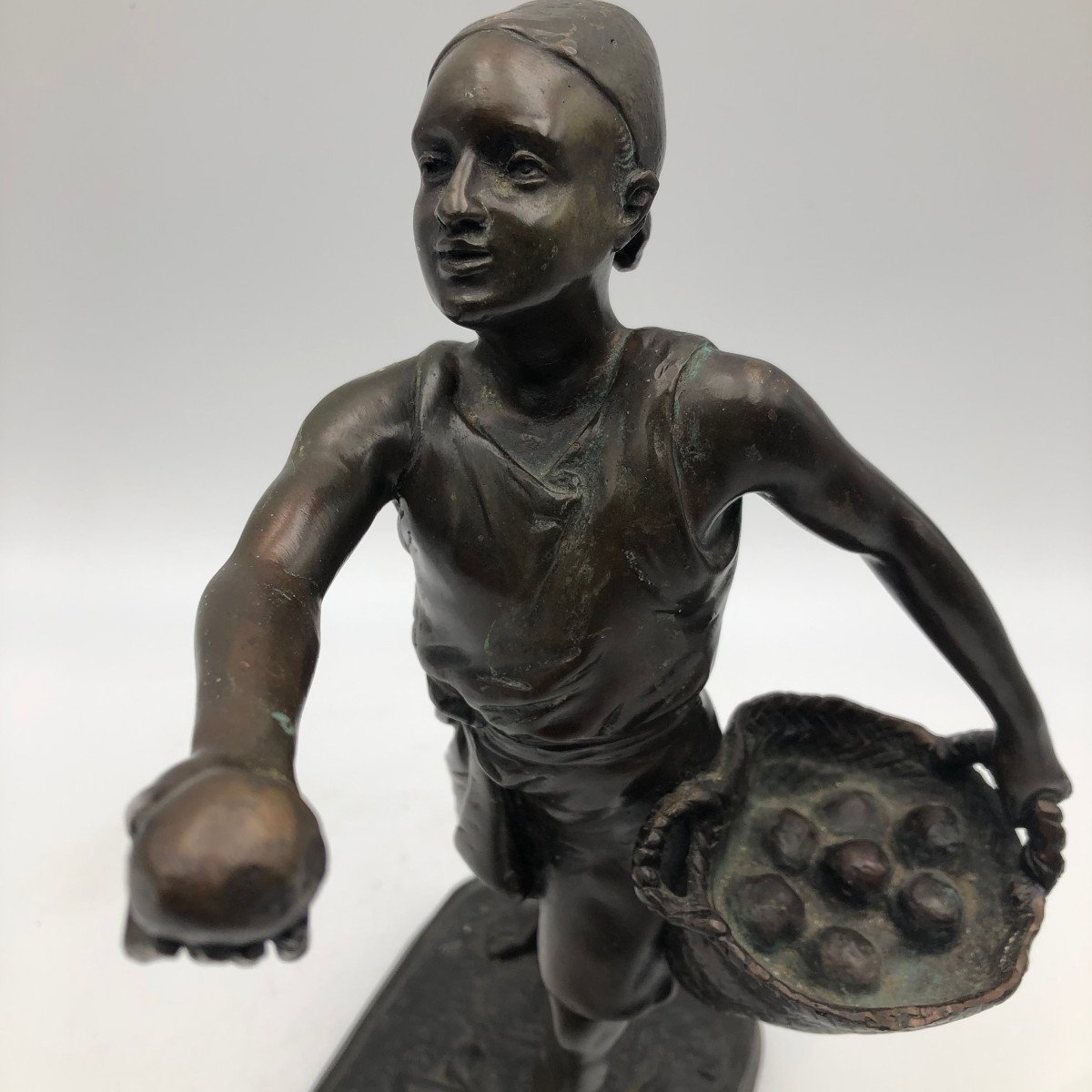 Marcel Début (1865-1933) Le Vendeur de pommes bronze à patine médaille.-photo-8