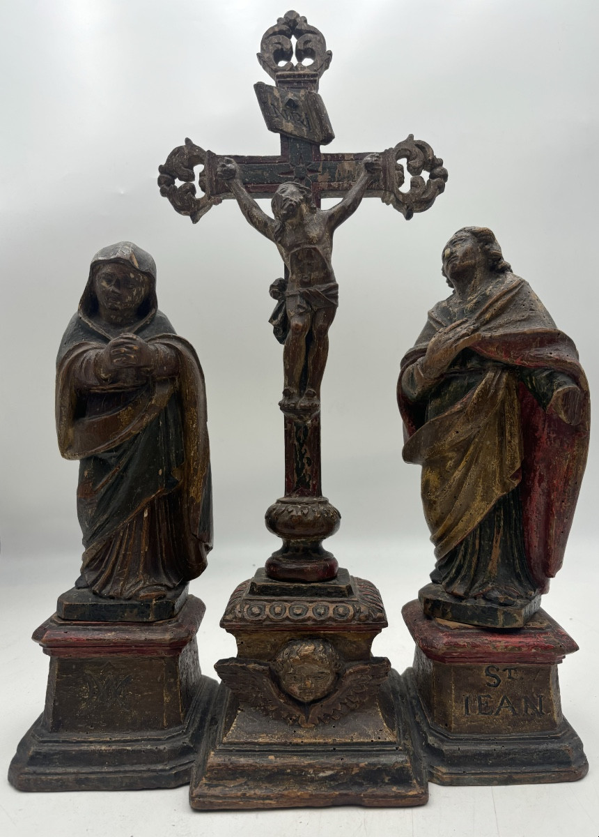 Calvaire figurant la Vierge et Saint Jean entourant le Christ en Croix 