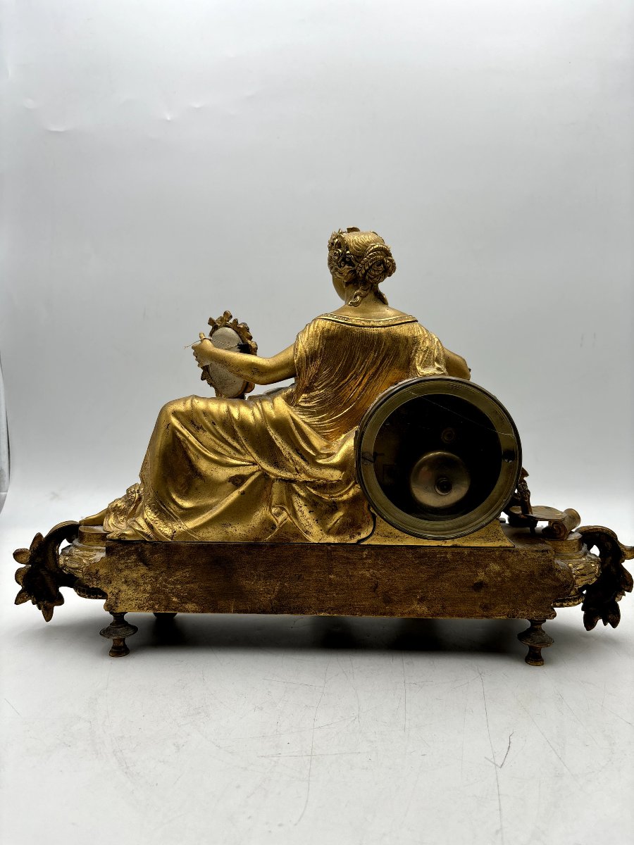 Pendule XIX ème en bronze doré et porcelaine " femme allongée au face à main" -photo-2