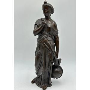 Figure féminine "allégorie de l'Astronomie", Bronze patiné.