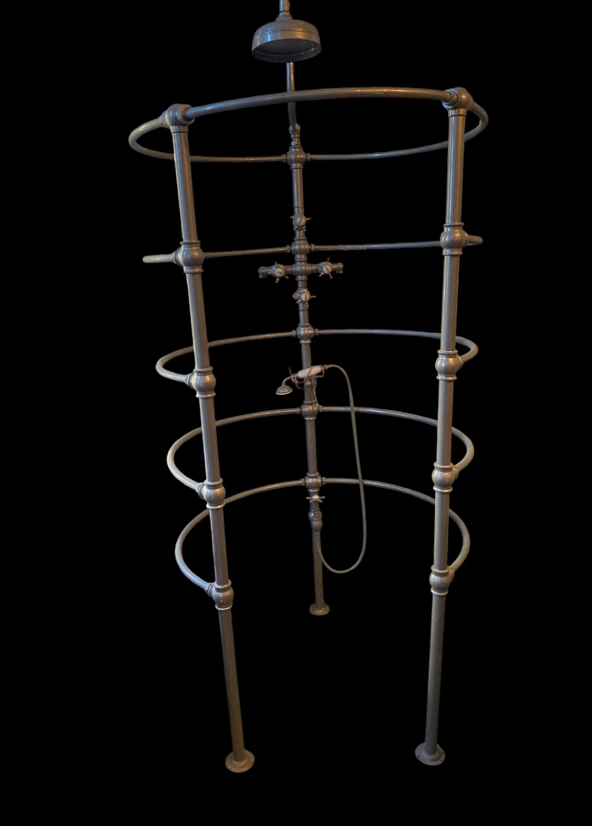 douche en métal argenté avec hydromassage