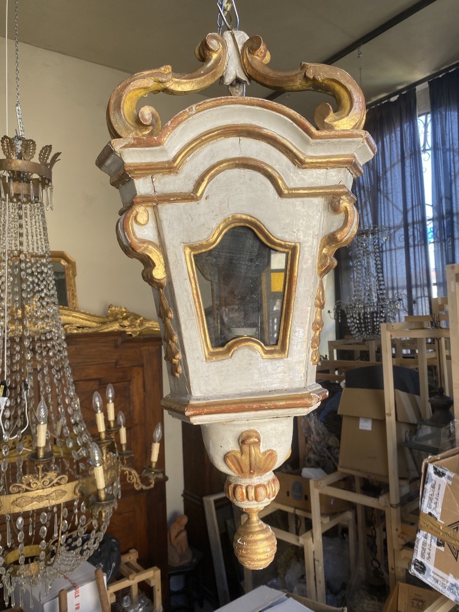 Lanterne ancienne en bois du XVIIIe siècle