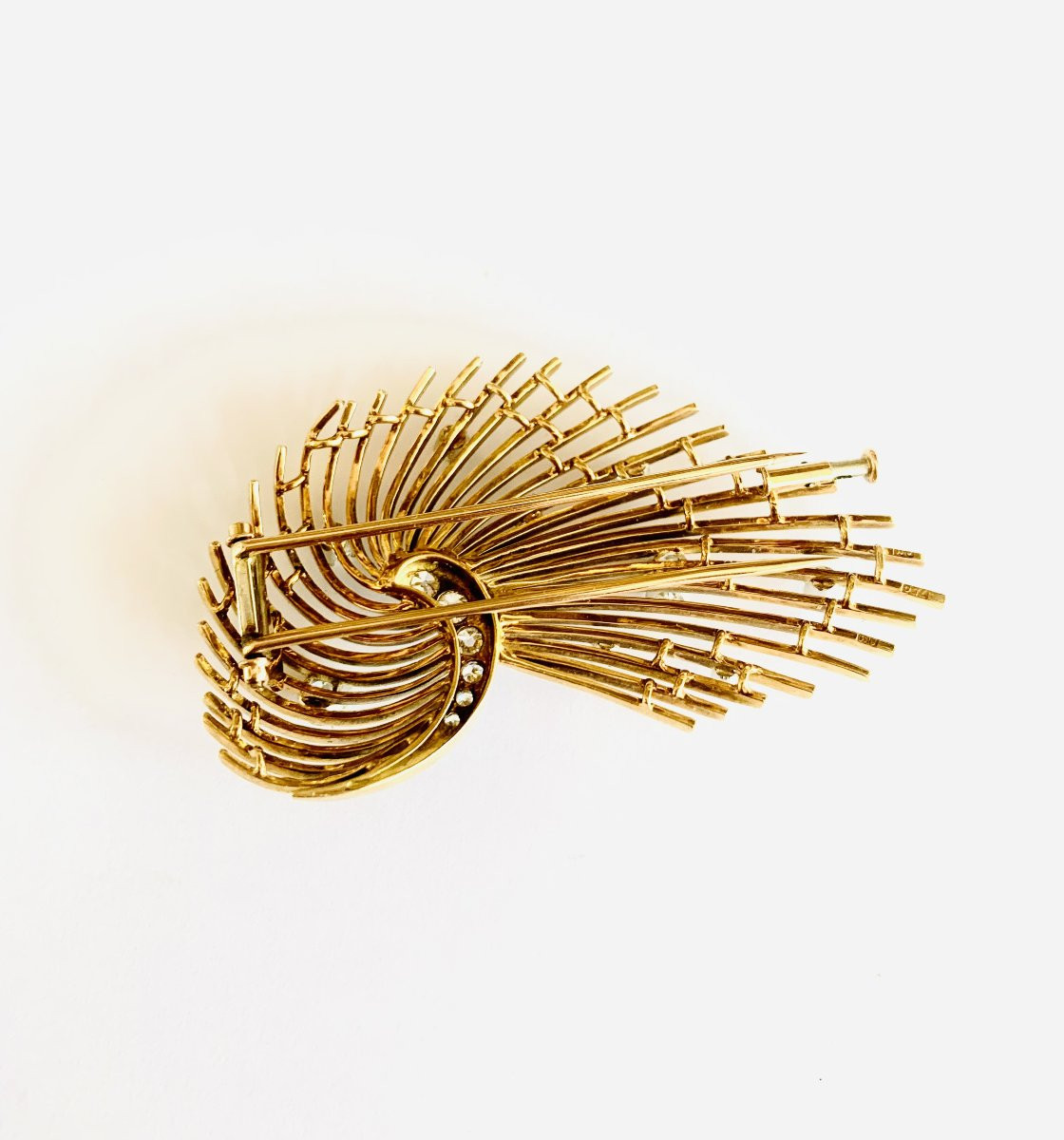 Broche Rétro Volute 1.30 Carats Diamants Or Jaune 18 Carats-photo-2