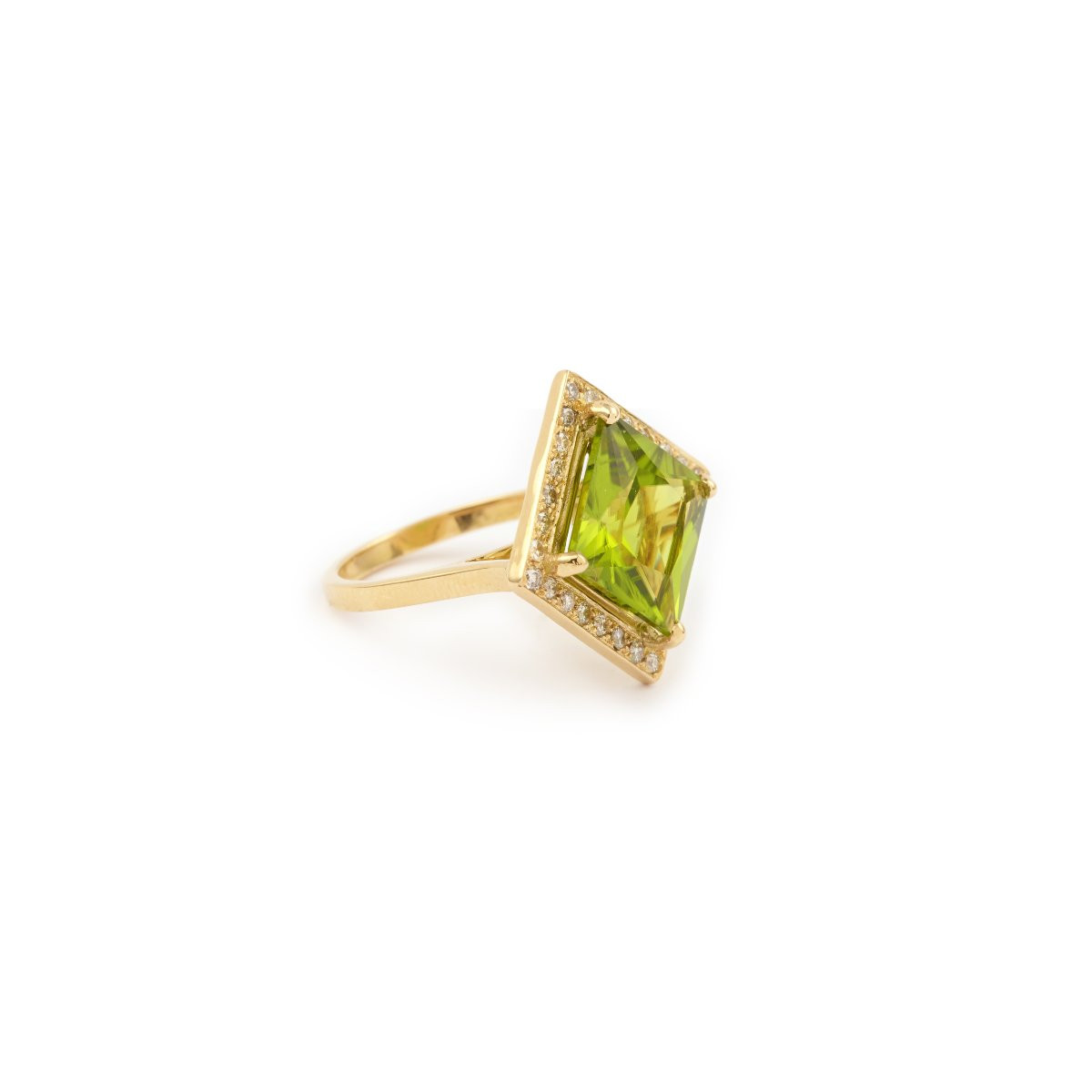 6.13 Carats Peridot 0.50 Carats Diamonds 18 Carats Yellow Gold Ring-photo-3