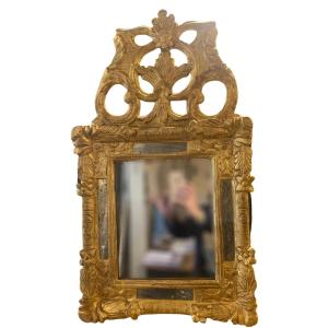 Petit miroir en bois sculpté et doré