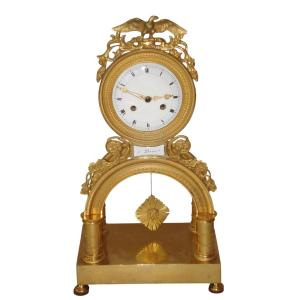 Pendule à l'Arche En Bronze Doré, Aigle. Epoque Directoire. Médaillon En Email