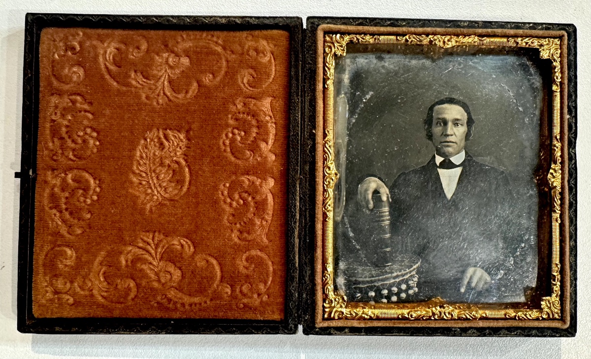 Daguerréotype Homme au livre dans son étui Union Case  circa 1845 photographie -photo-2
