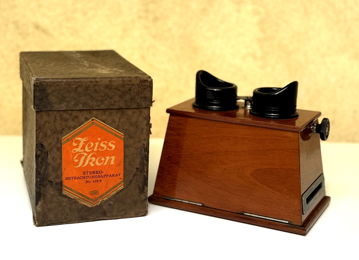 Zeiss Ikon Stereoscopic Viewer, Relief Photography Circa 1920