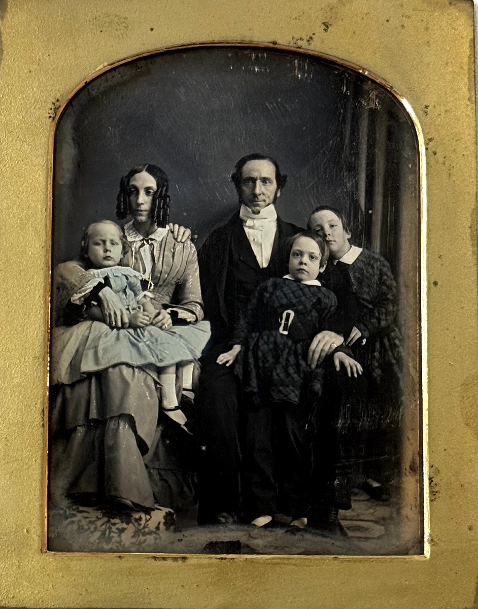 Daguerreotype Of A Union Case Family, Signed Kilburn, Period Photograph Circa 1850-photo-4