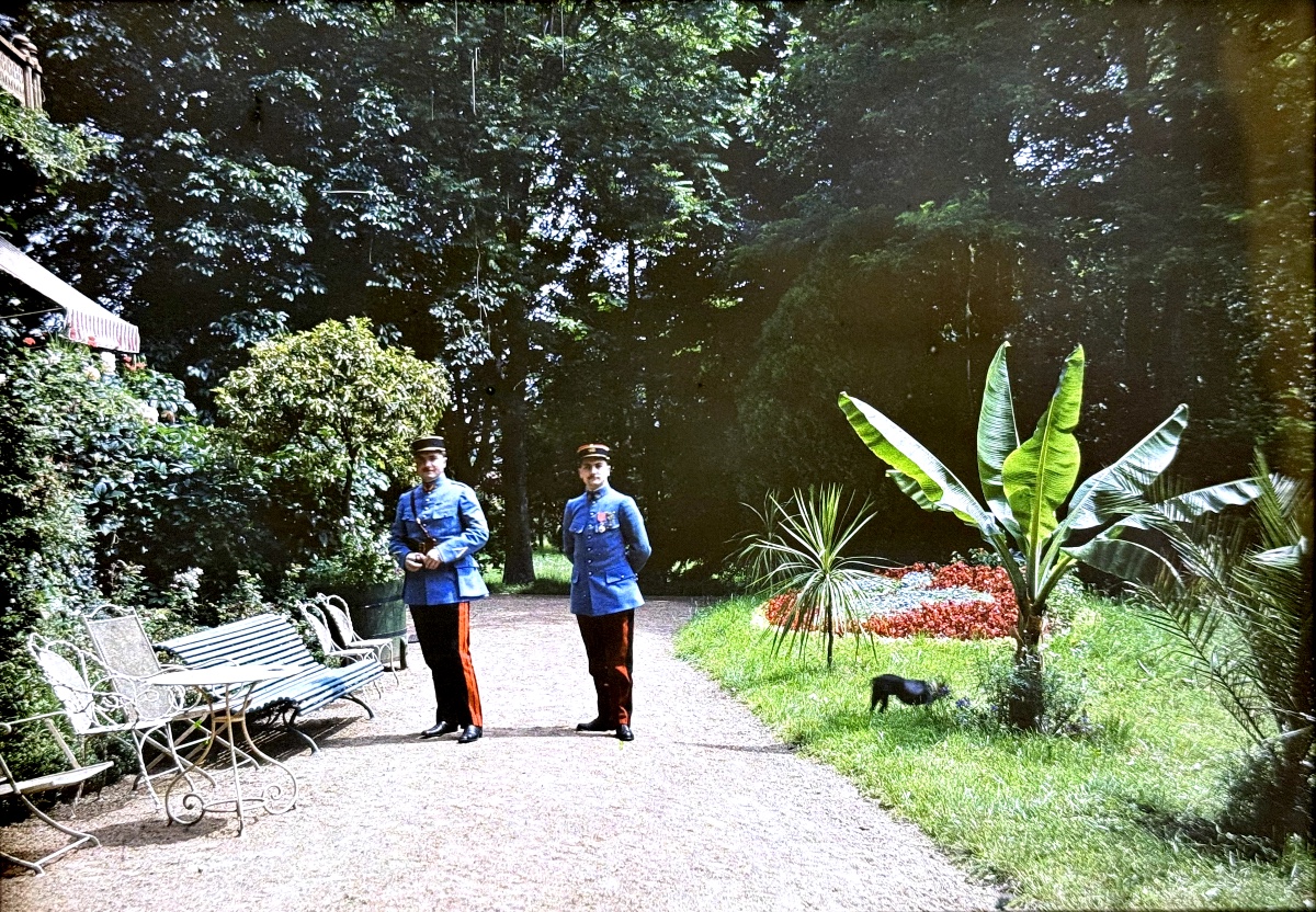 Autochrome LUMIERE & FILS, "Militaires au jardin" circa 1915 photographie sur verre Vintage
