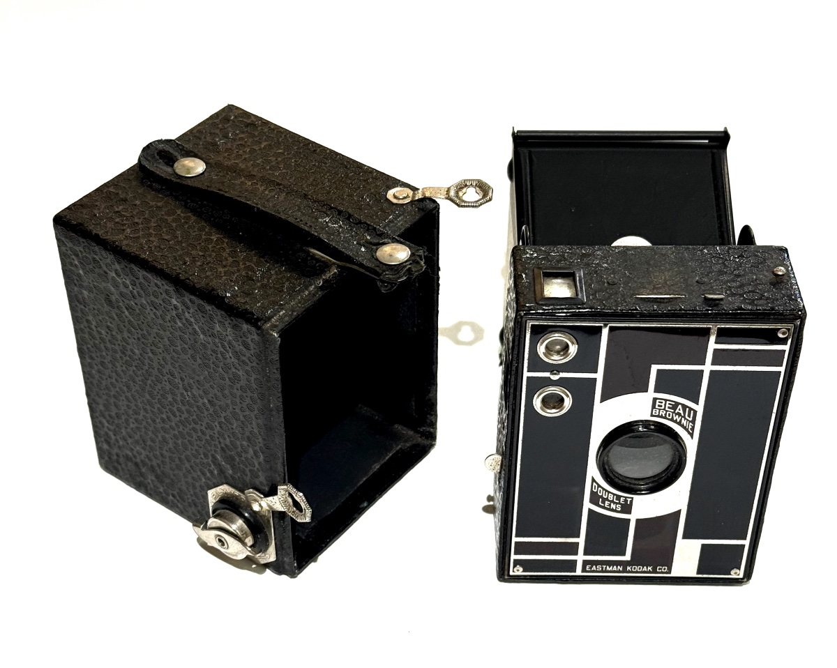 Beau Brownie Art Déco Eastman Kodak  Bordeaux et Noir Appareil photographique Vintage c. 1930-photo-3