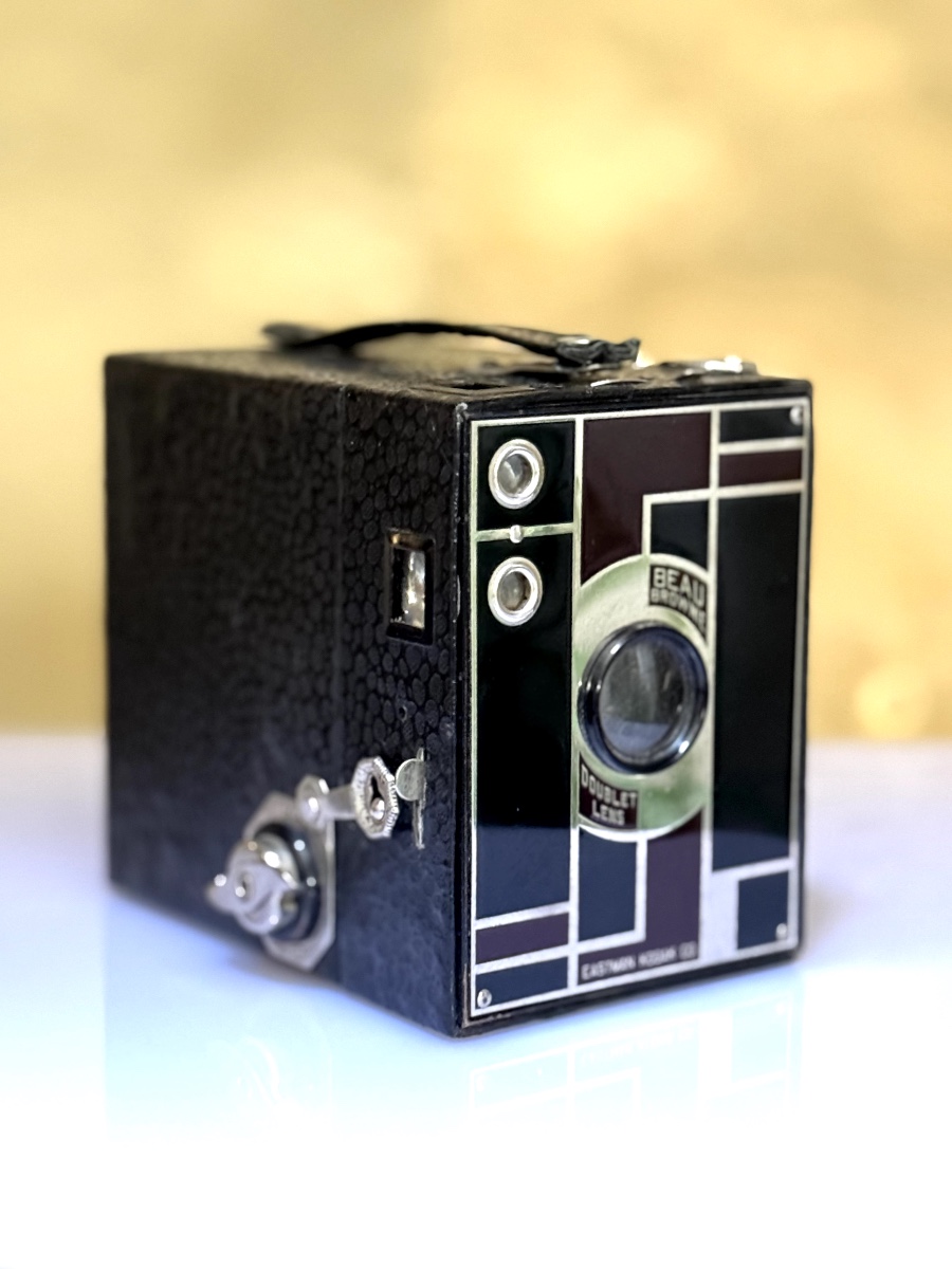 Beau Brownie Art Déco Eastman Kodak  Bordeaux et Noir Appareil photographique Vintage c. 1930