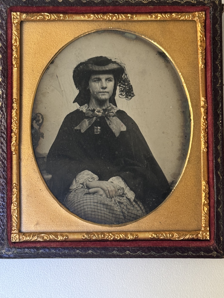 Ambrotype, Portrait de femme au chapeau, circa 1860 photographie d'èpoque-photo-1