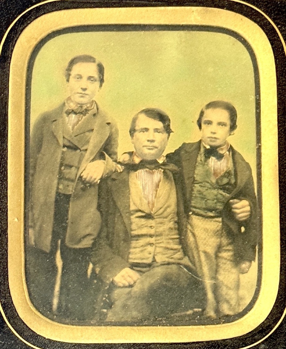 Paire d'Ambrotypes finement colorisés d'une famille circa 1860 photographie-photo-2