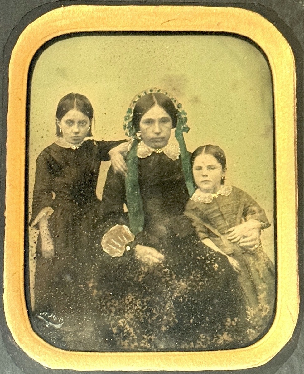 Paire d'Ambrotypes finement colorisés d'une famille circa 1860 photographie-photo-3