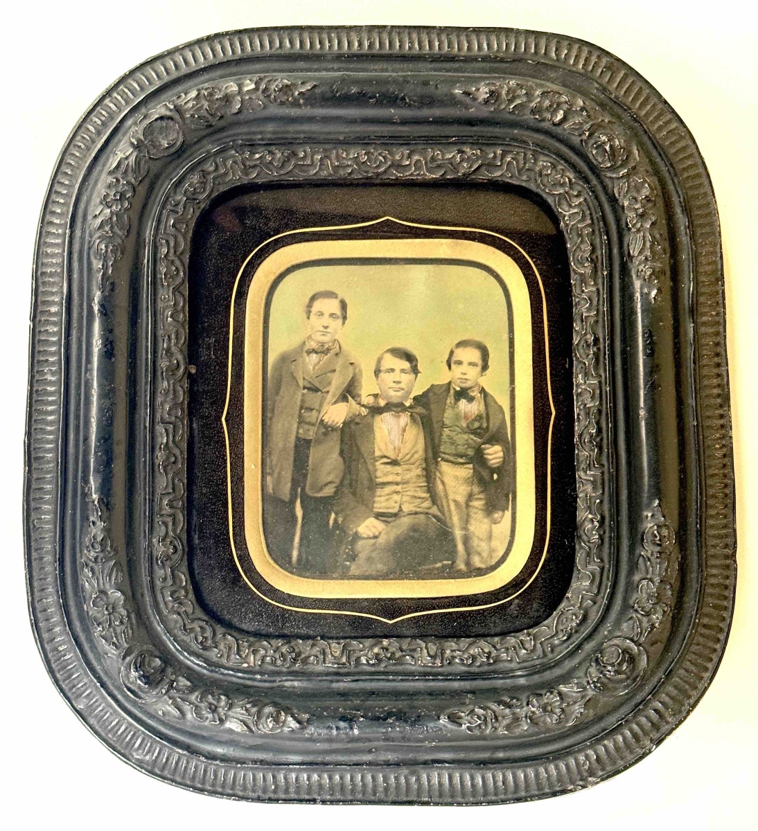 Paire d'Ambrotypes finement colorisés d'une famille circa 1860 photographie-photo-4