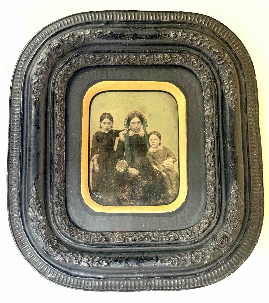 Paire d'Ambrotypes finement colorisés d'une famille circa 1860 photographie-photo-1