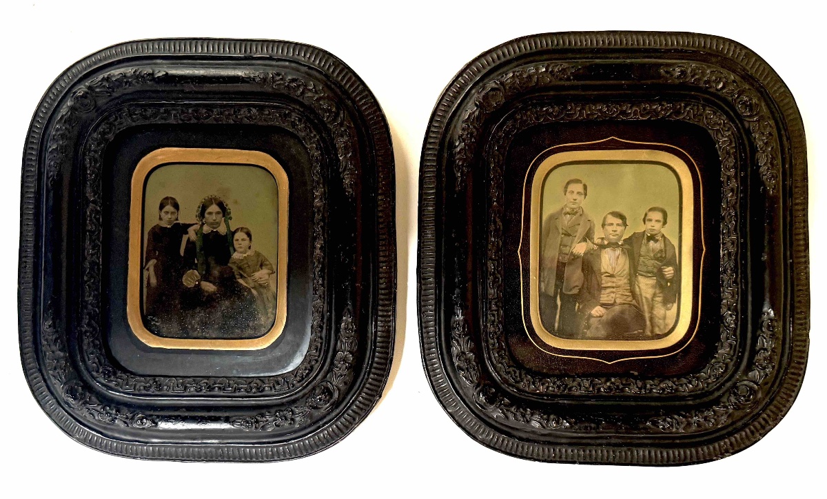 Paire d'Ambrotypes finement colorisés d'une famille circa 1860 photographie