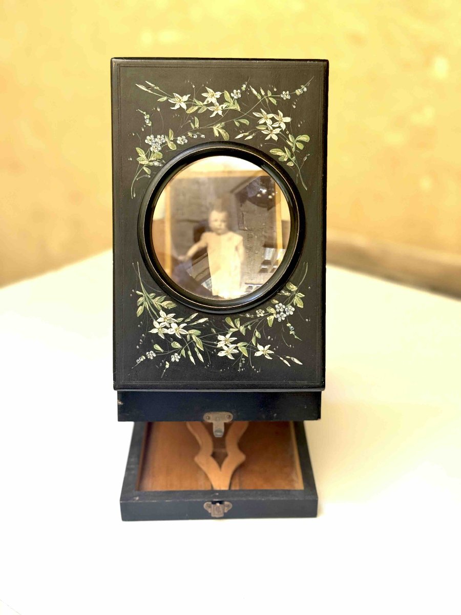 Graphoscope mono en bois noirci à décor de rinceaux et feuillages
