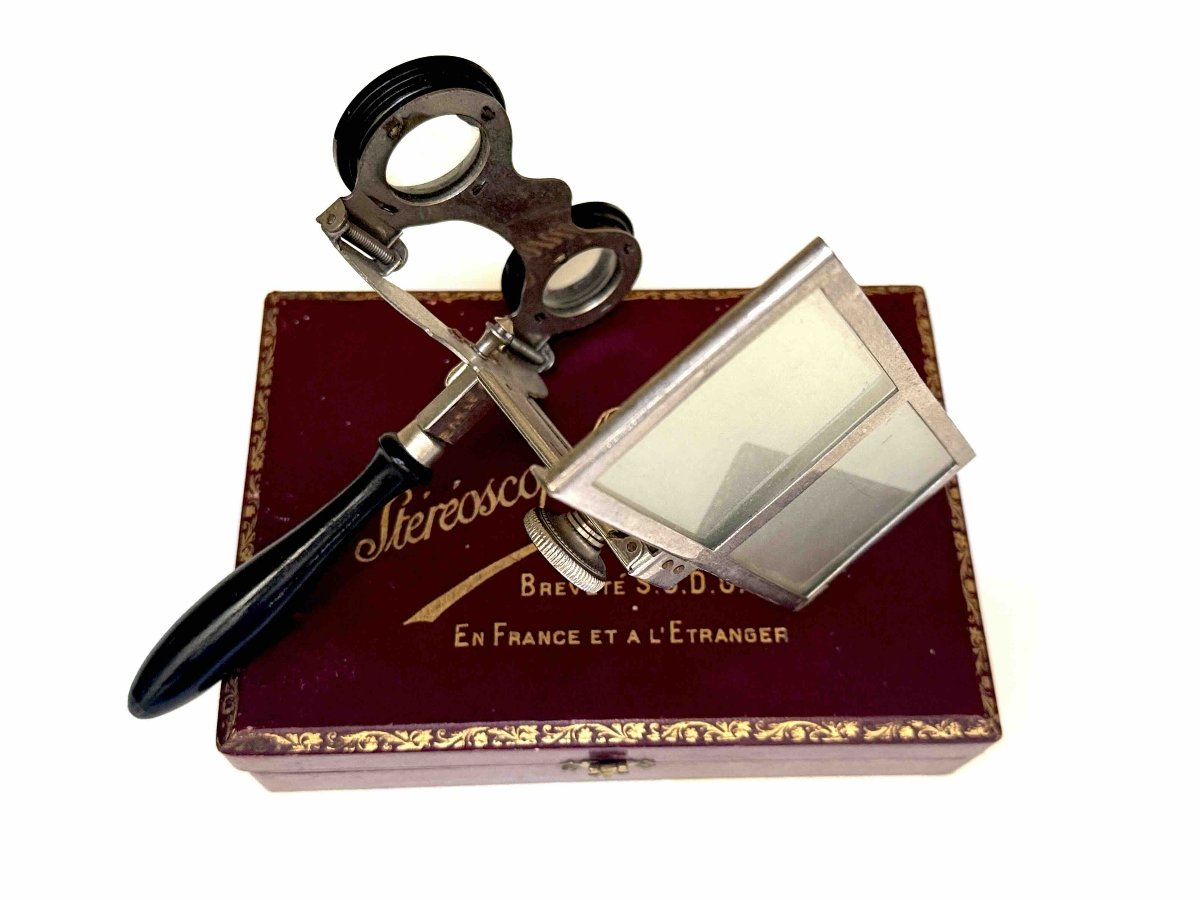 Omnium III Foldable Metal Collectible Stereoscope, Circa 1910
