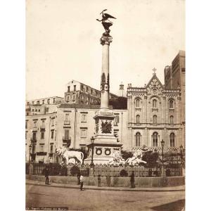 Roberto RIVE, Place des Martyrs, Napoli, Italie c 1870 timbre sec Tirage albuminé photographie