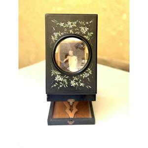 Graphoscope mono en bois noirci à décor de rinceaux et feuillages