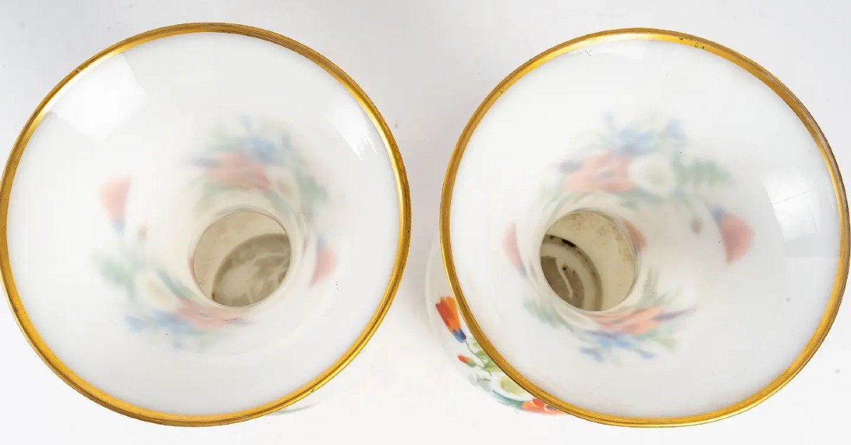 Paire De Vases En Opaline De Baccarat, Décor De Fleurs Colorée-photo-1