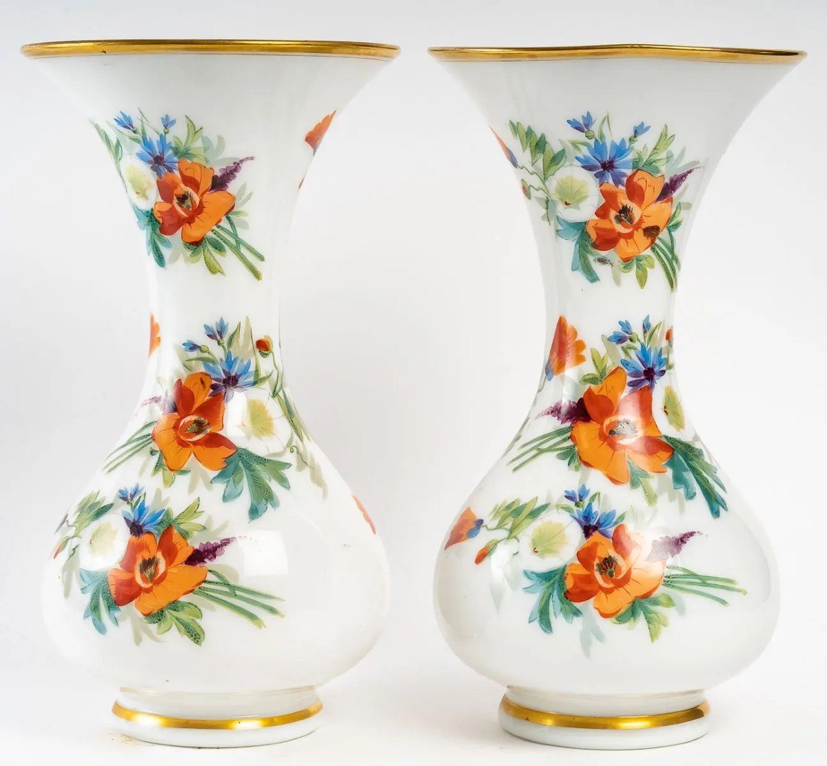 Paire De Vases En Opaline De Baccarat, Décor De Fleurs Colorée