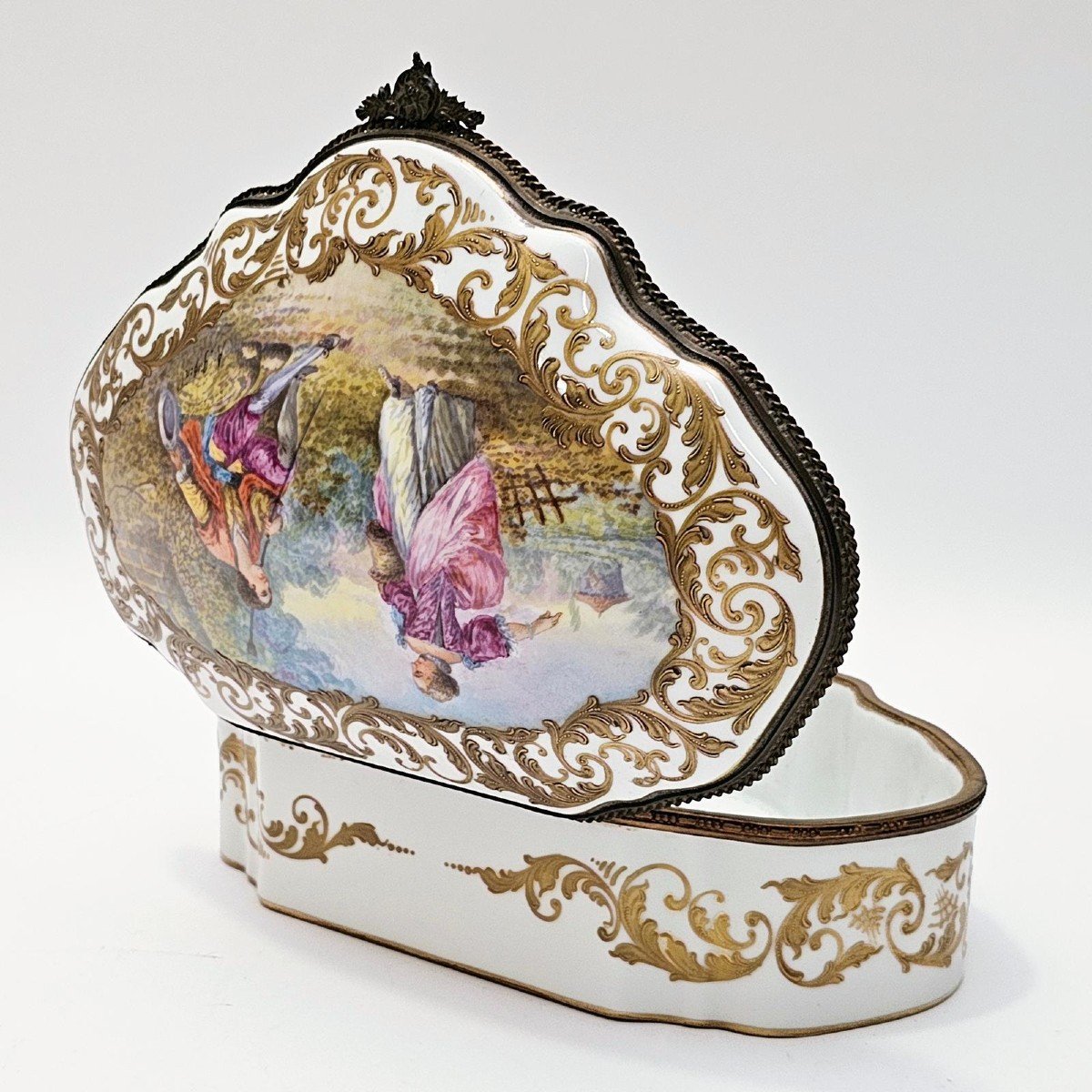 White Porcelain Box, XIXth Century, Signed-photo-4