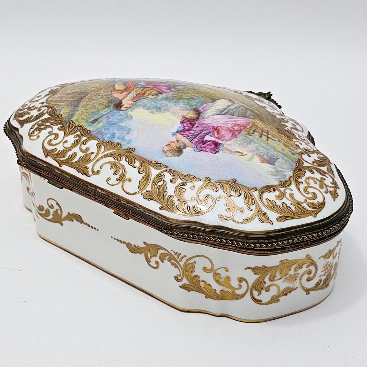 White Porcelain Box, XIXth Century, Signed-photo-2