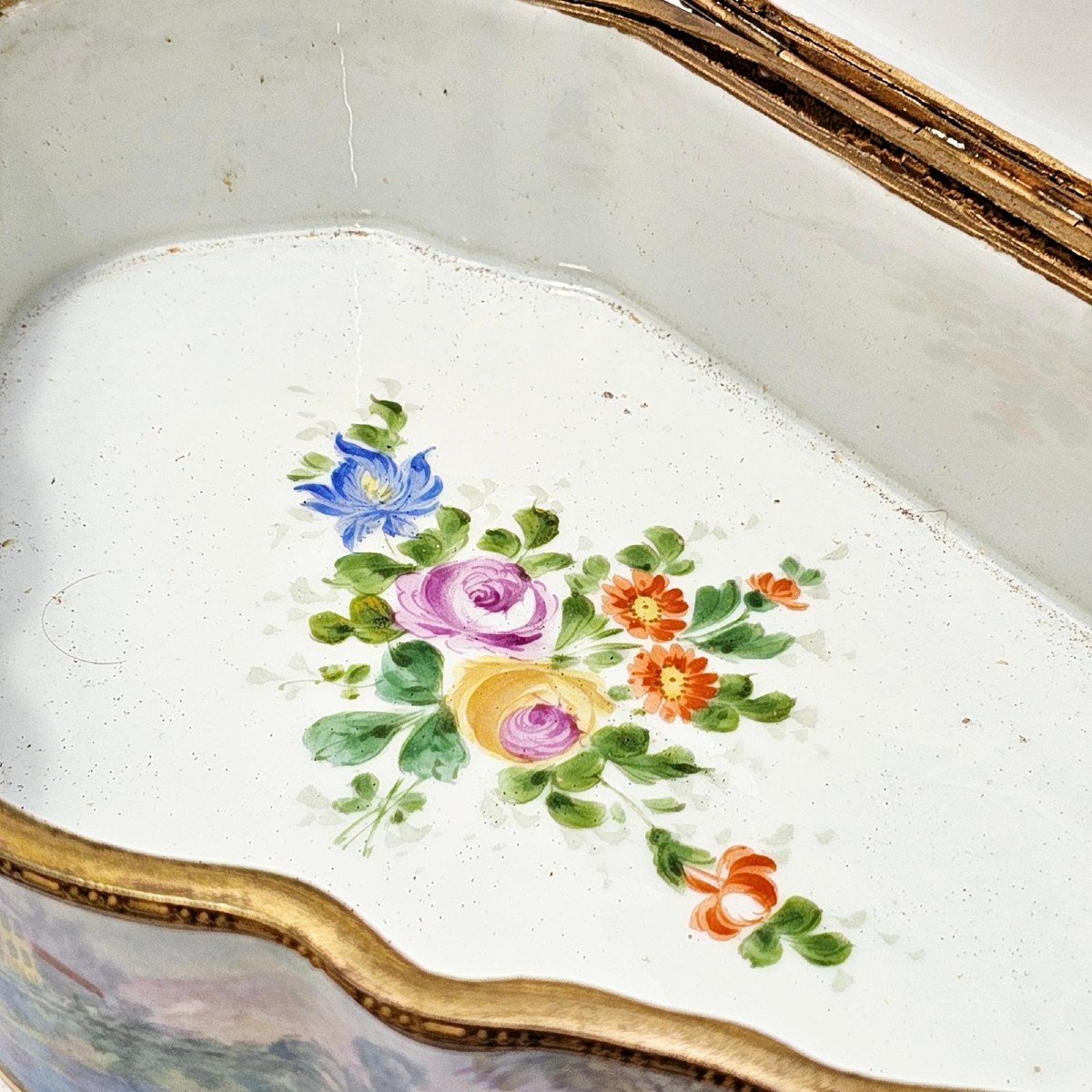 White Porcelain Box, XIXth Century, Signed-photo-3
