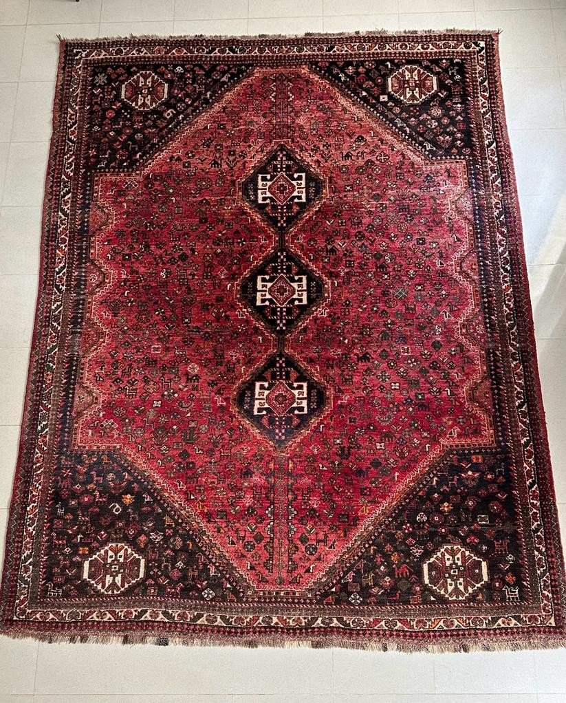 Tapis Perse (shiraz Yalami) En Très Bon état, De Couleurs Rouge Et Noir