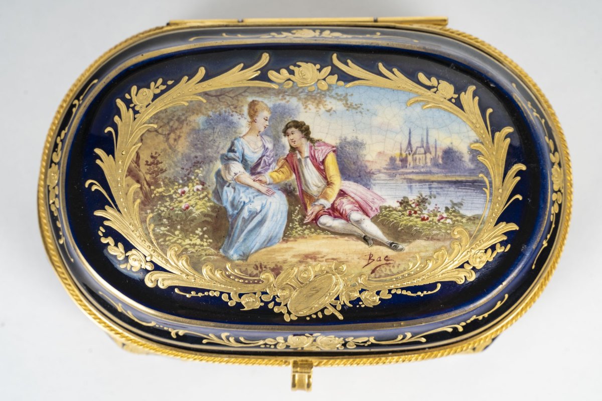 Boîte ovale en porcelaine peinte à la main – Style Louis XV – Époque fin XIXᵉ siècle-photo-2