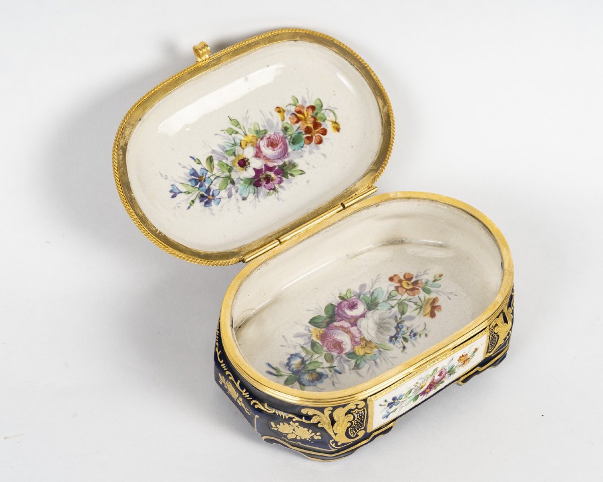 Boîte ovale en porcelaine peinte à la main – Style Louis XV – Époque fin XIXᵉ siècle-photo-3