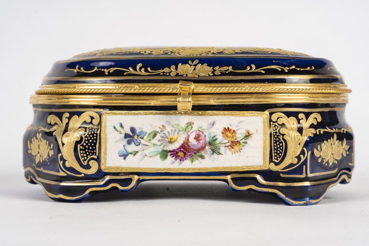 Boîte ovale en porcelaine peinte à la main – Style Louis XV – Époque fin XIXᵉ siècle-photo-4