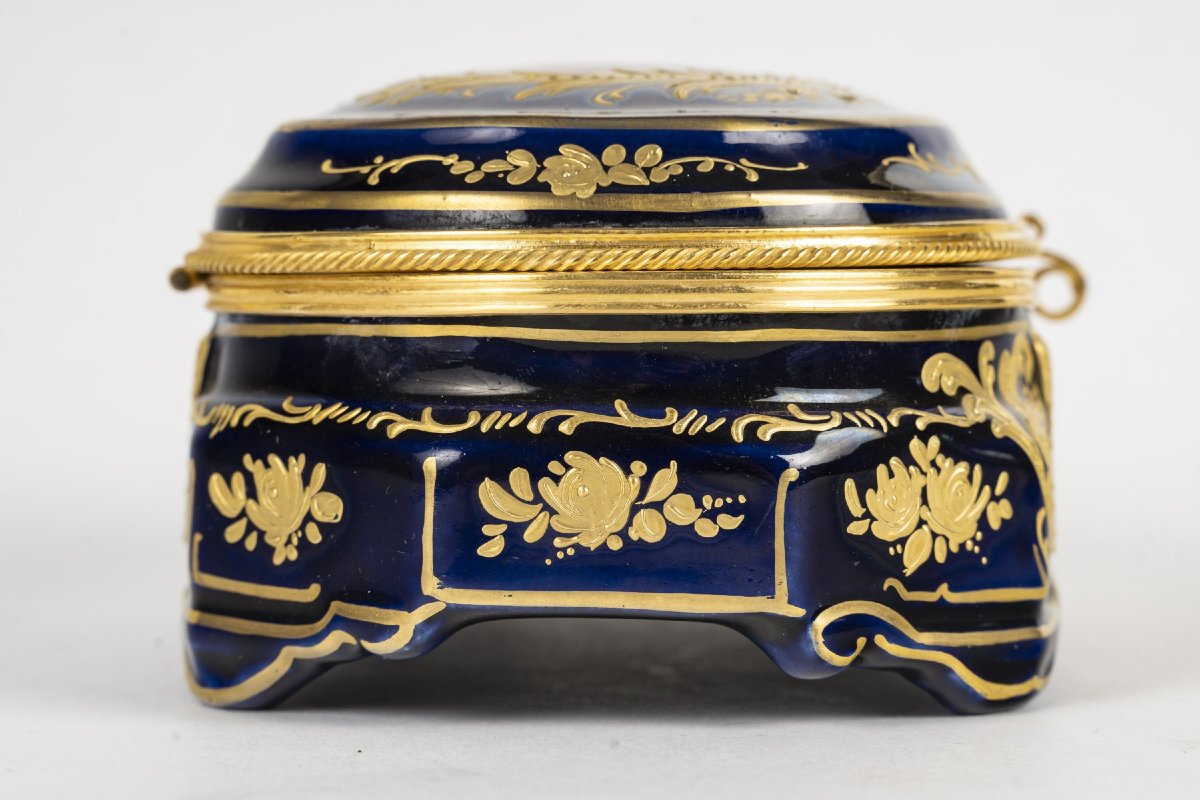 Boîte ovale en porcelaine peinte à la main – Style Louis XV – Époque fin XIXᵉ siècle-photo-3