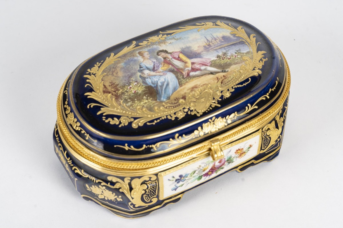 Boîte ovale en porcelaine peinte à la main – Style Louis XV – Époque fin XIXᵉ siècle