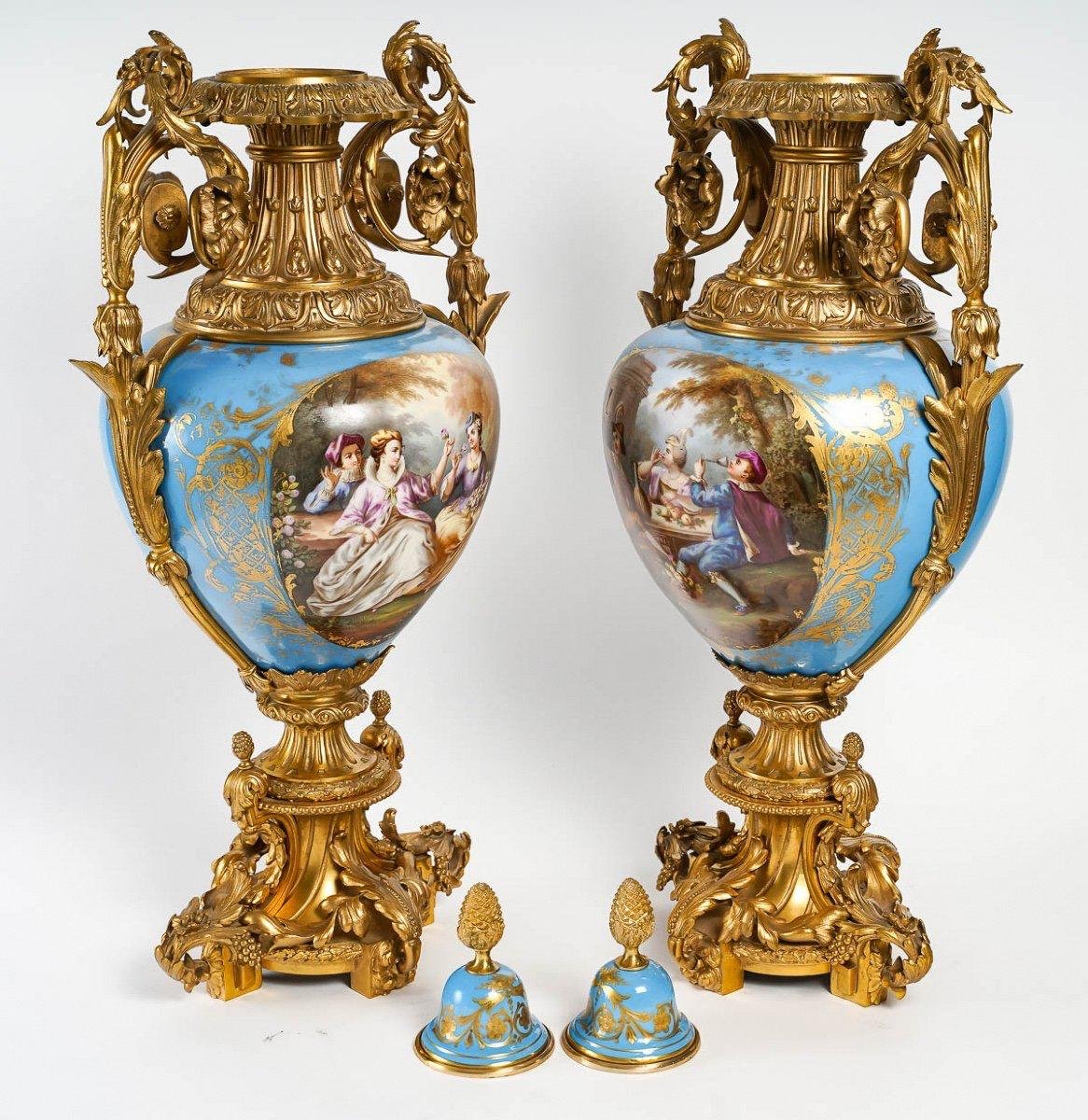 Paire de grands vases couverts en porcelaine et bronze doré, XIXᵉ siècle-photo-2