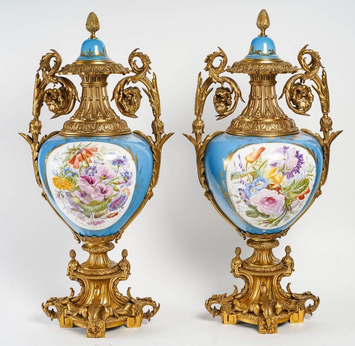 Paire de grands vases couverts en porcelaine et bronze doré, XIXᵉ siècle-photo-1