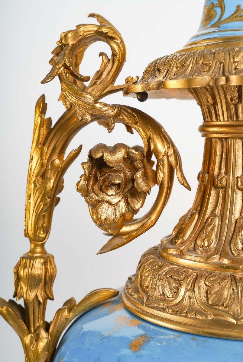 Paire de grands vases couverts en porcelaine et bronze doré, XIXᵉ siècle-photo-4