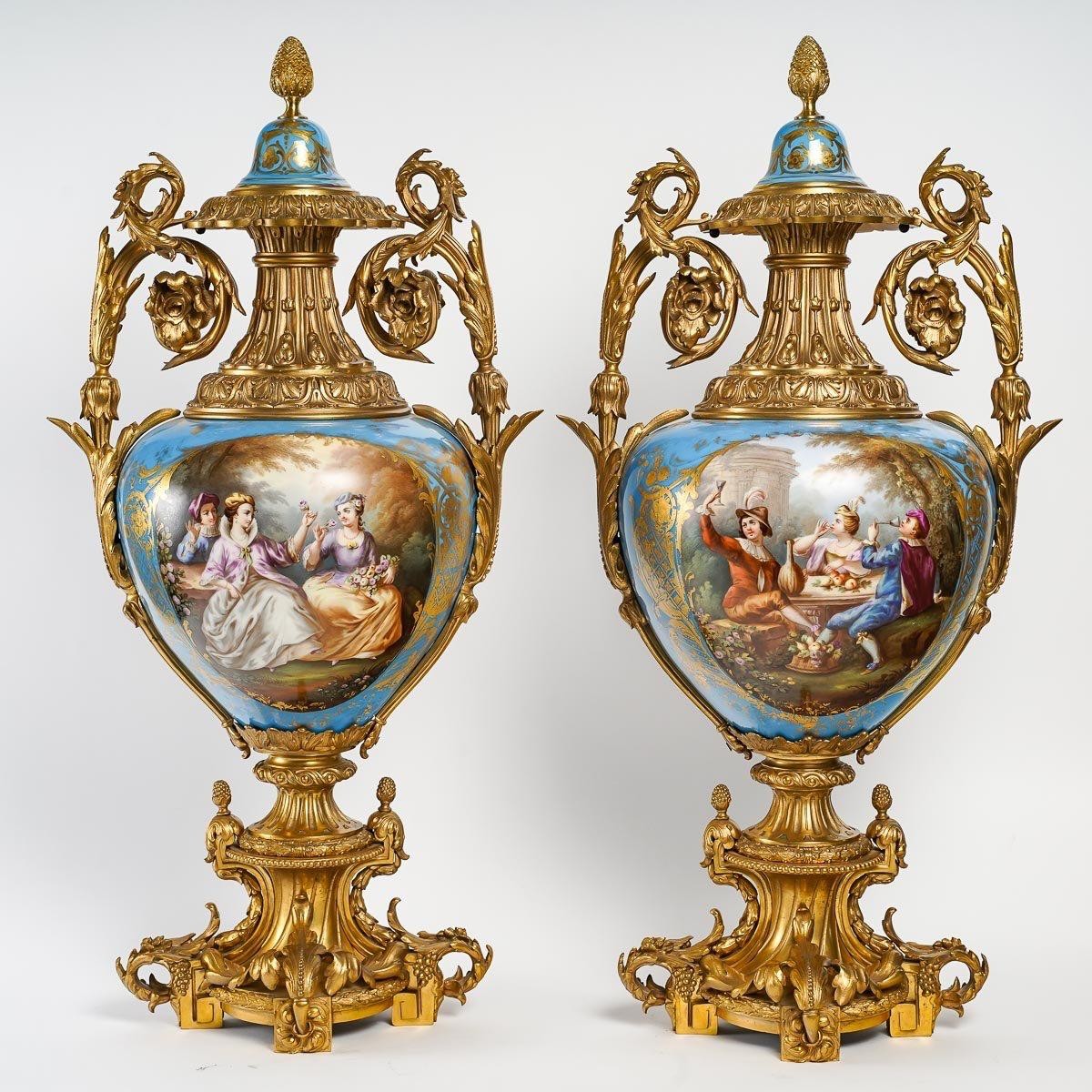 Paire de grands vases couverts en porcelaine et bronze doré, XIXᵉ siècle