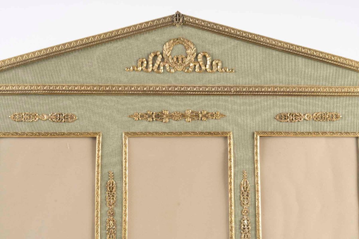 Cadre à trois photos en laiton doré et tissu vert clair, style Empire – XIXᵉ siècle-photo-2