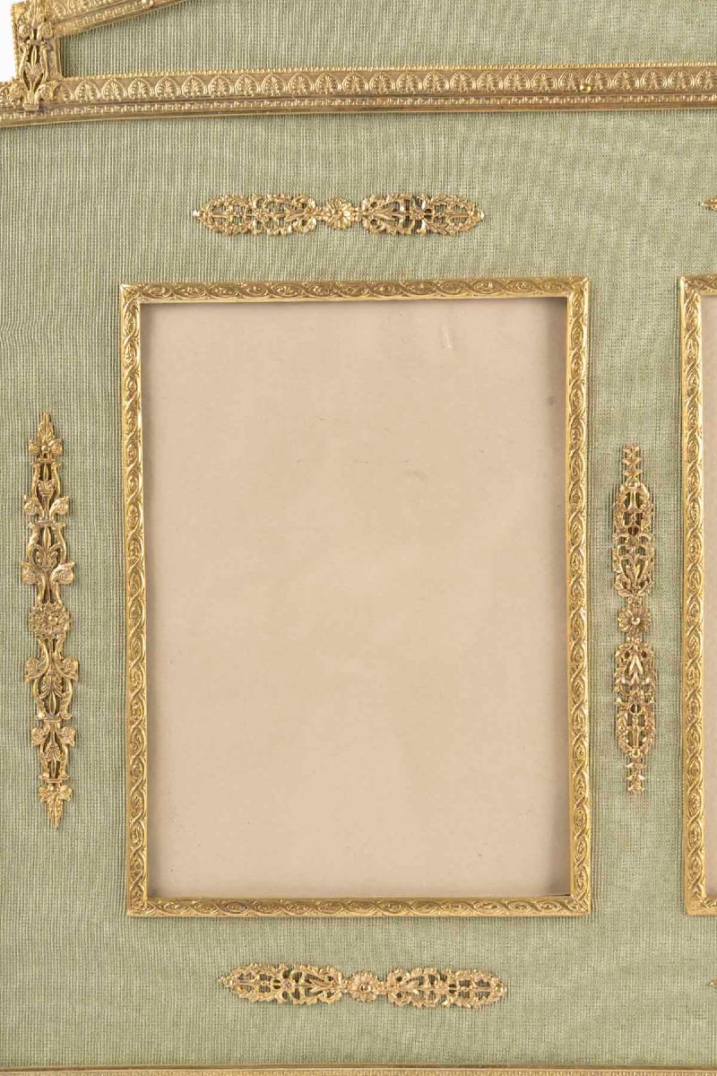 Cadre à trois photos en laiton doré et tissu vert clair, style Empire – XIXᵉ siècle-photo-3