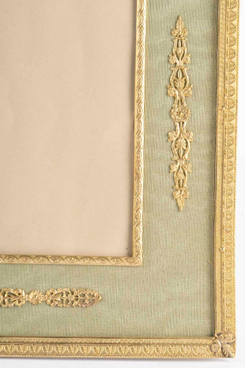 Cadre à trois photos en laiton doré et tissu vert clair, style Empire – XIXᵉ siècle-photo-4