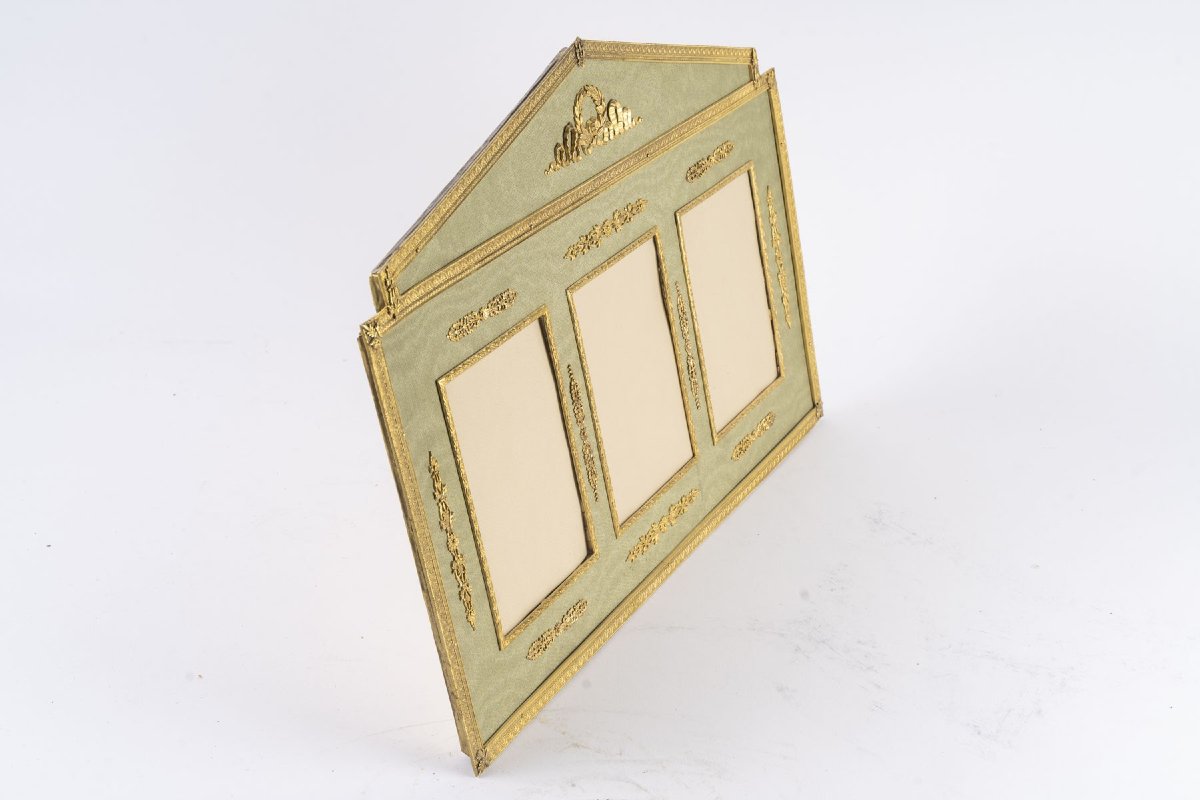 Cadre à trois photos en laiton doré et tissu vert clair, style Empire – XIXᵉ siècle-photo-2