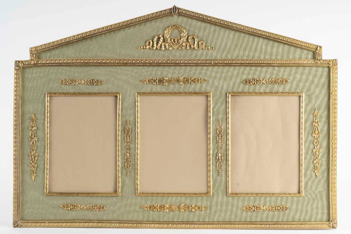 Cadre à trois photos en laiton doré et tissu vert clair, style Empire – XIXᵉ siècle