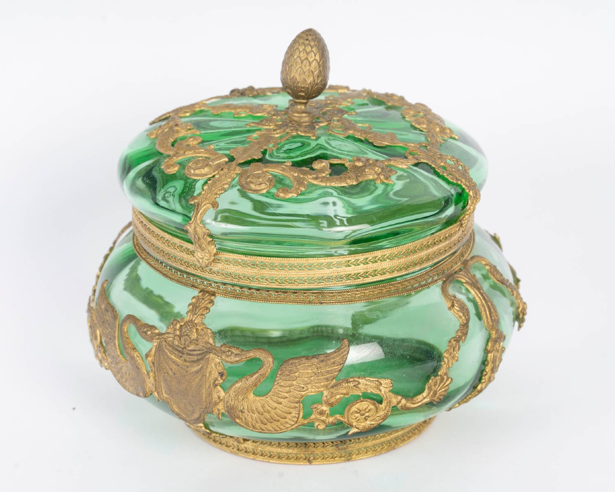 Coffret en cristal vert et bronze doré, époque Napoléon III – style Louis XVI.