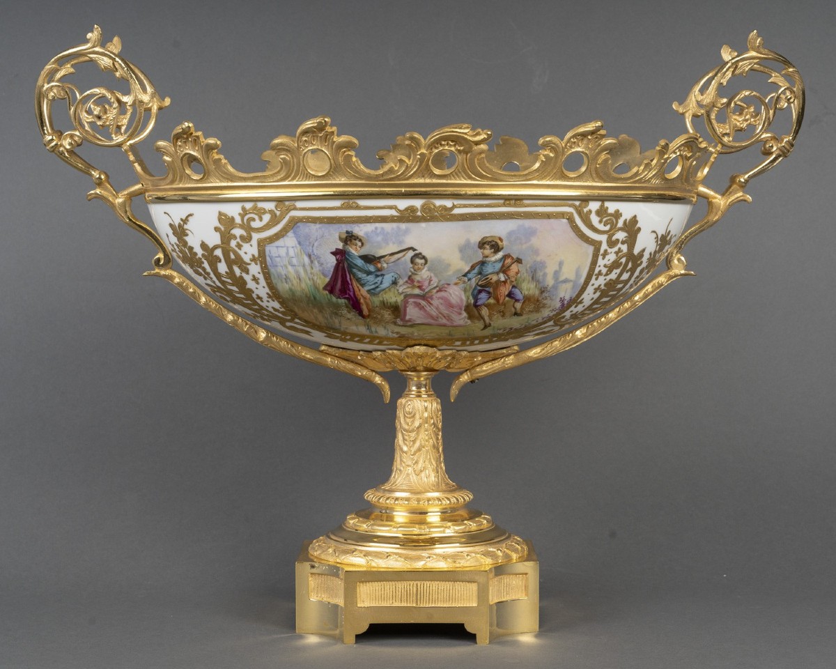Coupe en porcelaine peinte et bronze doré – Époque XIXᵉ siècle, style Louis XV